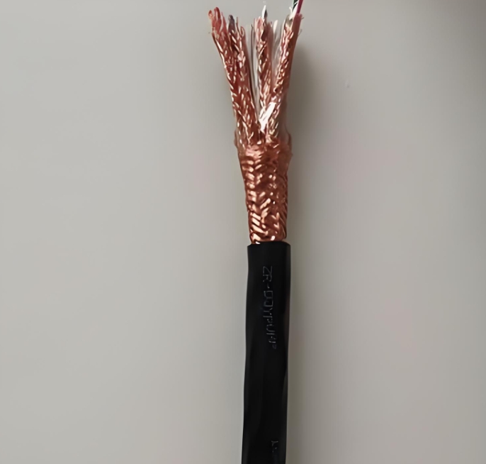 電纜作為電力傳輸?shù)难}，其性能直接影響到整個系統(tǒng)的可靠性.jpg